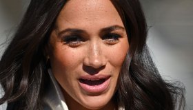 Meghan Markle si veste da Pretty Woman: svela le gambe e fa impazzire Harry