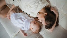 Madre single, cosa ti spetta: guida all’assegno comunale e agevolazioni previste