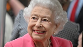 La Regina non demorde: va al suo festival preferito in golf cart (e abito rosa)