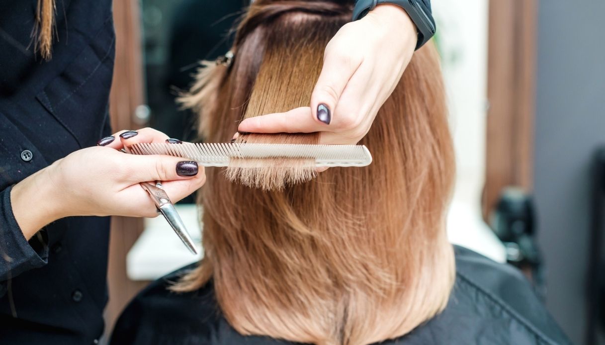 spuntare i capelli dal parrucchiere