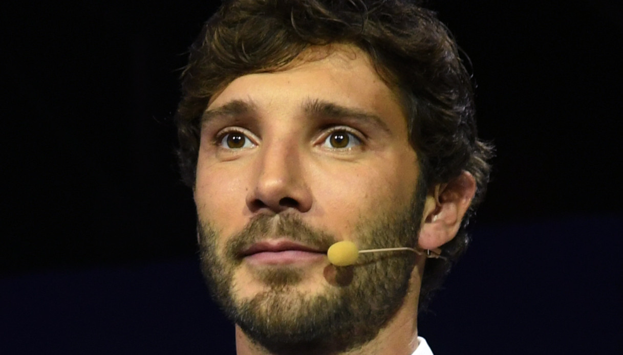 Stefano De Martino: “Non è facile essere normali”. Il monologo a “Le Iene”