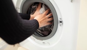 Lavatrice, il trucco del palmo di mano per caricarla
