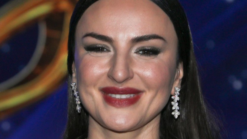 Arisa cambia (ancora) look e sfoggia un pixie cut pazzesco per l’estate