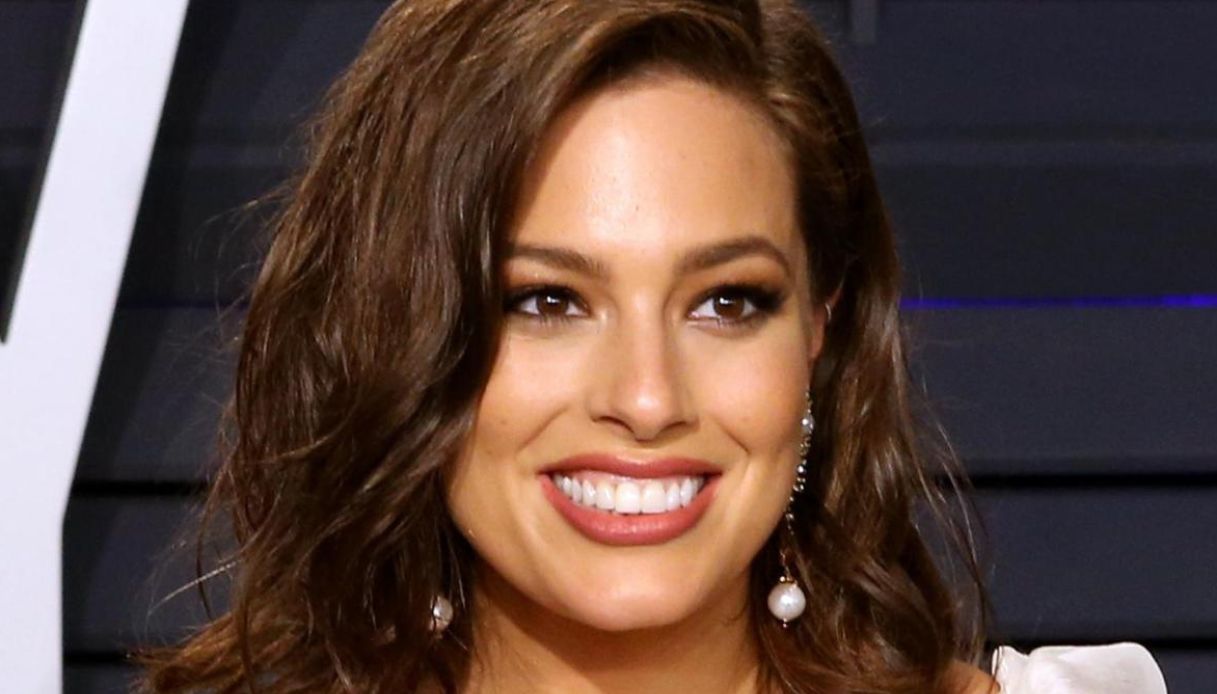Ashley Graham, il video verità sul suo corpo è un atto d’amore per tutti: “Normalizziamo”
