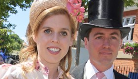 Beatrice di York al Royal Ascot, il dettaglio del biglietto sullo splendido abito floreale