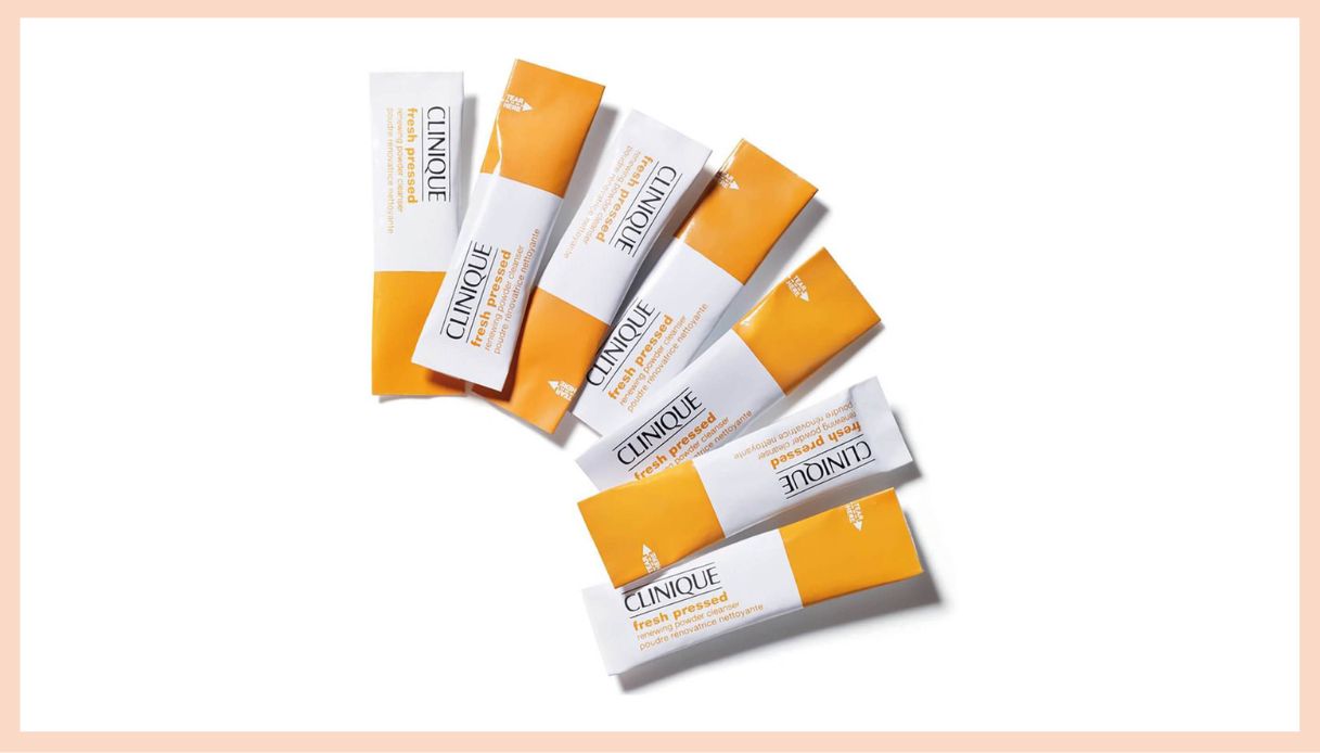Clinique Fresh Pressed Renewing Powder Cleanser with Pure Vitamin C piccoli sacchetti bianchi e arancioni