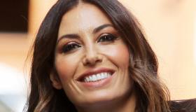 Elisabetta Gregoraci sceglie il giallo per “Battiti Live” e va a piedi nudi sul palco