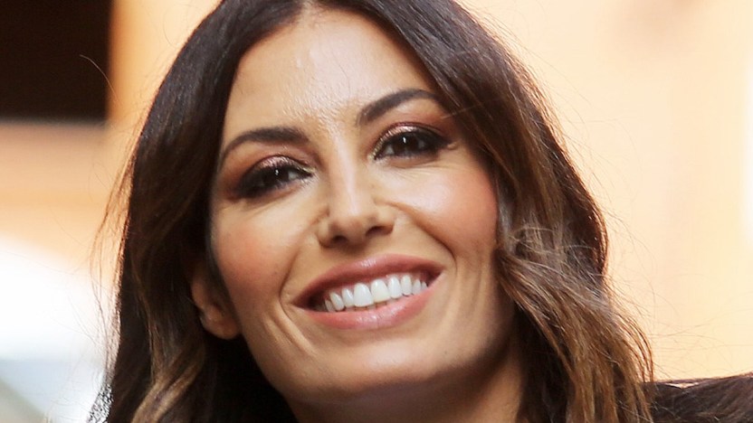 Elisabetta Gregoraci sceglie il giallo per “Battiti Live” e va a piedi nudi sul palco