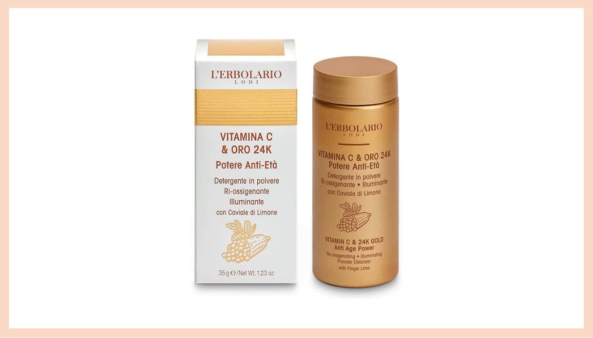 L’Erbolario Vitamina C & Oro 24K Anti-età Detergente in Polvere Ri-ossigentante Illuminante con Caviale di Limone astuccio di c arta bianco con scritte bordeaux e arancioni e flacone oro antico con scritte bordeaux