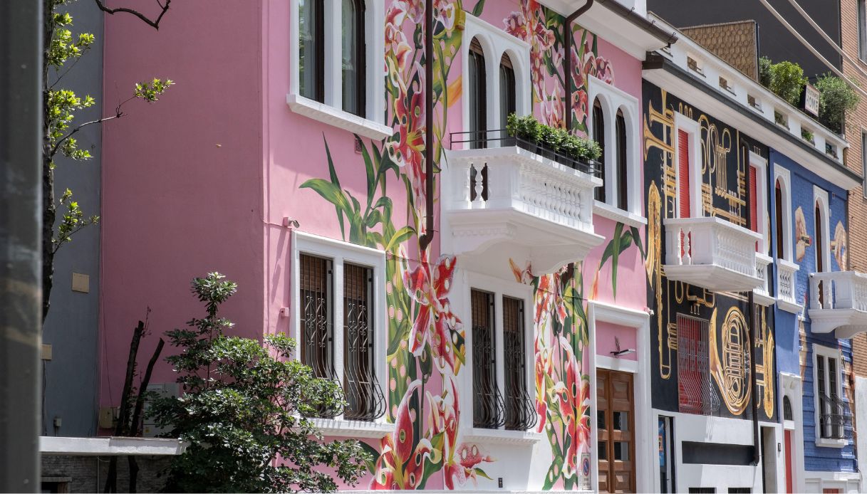 Maurizio Cattelan invade il FuoriSalone con Toiletpaper