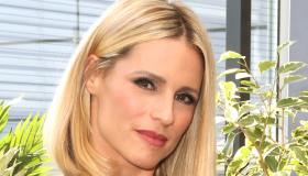 Michelle Hunziker, i pantaloni bianchi a vita alta sono da copiare