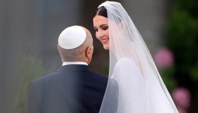 Il matrimonio da sogno: oltre un milione di euro solo per la villa. Ma c’è chi protesta