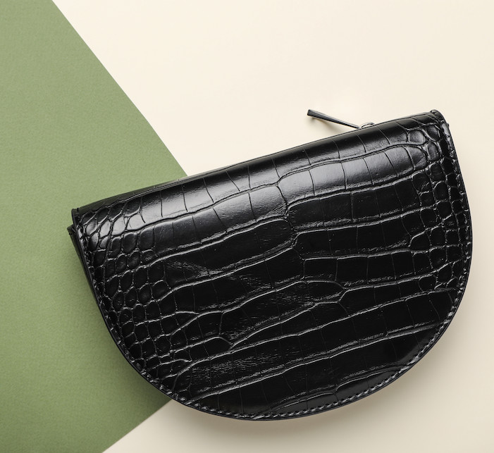 Borsa a mezzaluna su fondo verde e beige