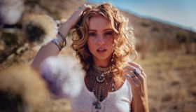 Capelli mossi estate 2022: look e acconciature per capelli “messy” con stile 