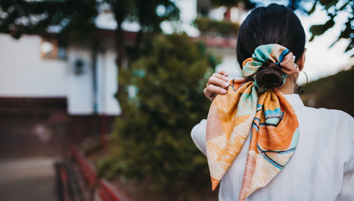 chignon basso con foulard