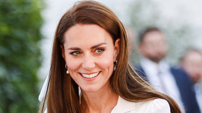 Kate Middleton s’ispira a Diana: abito in seta da 2.825 euro e scarpe vintage bicolore