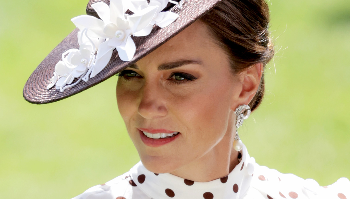Kate Middleton magnifica con l’abito di Diana da 2.248 euro. Ma qualcosa la disturba