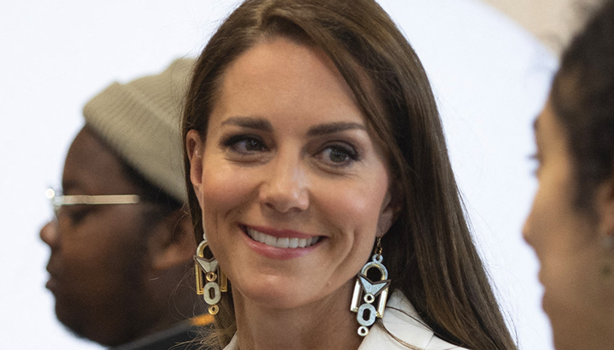 Kate Middleton sensazionale col tailleur total white da 2.278 euro e top scollato