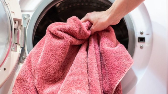 Alloro in lavatrice, il trucco imbattibile contro i vestiti scoloriti