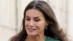 Letizia di Spagna, cascata di boccoli come Kate Middleton e scarpe effetto nude