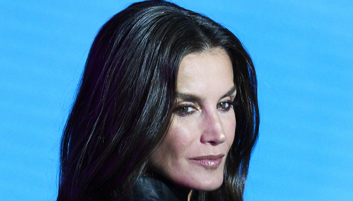 Letizia di Spagna ad alta seduzione ma l’abito in pelle è un errore fatale