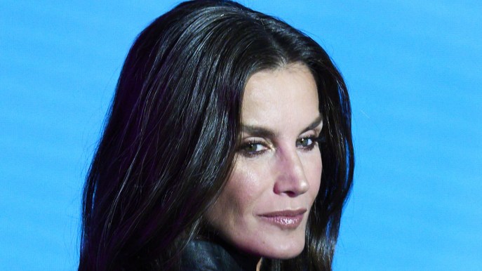 Letizia di Spagna ad alta seduzione ma l’abito in pelle è un errore fatale