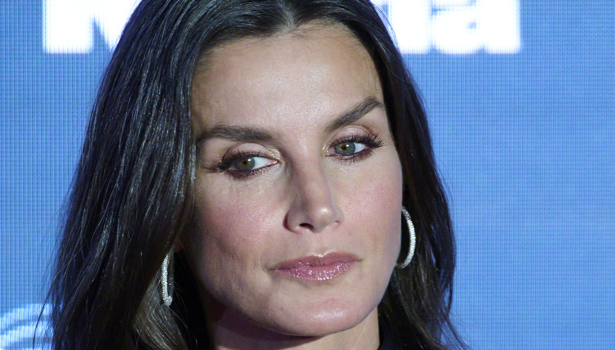 Letizia di Spagna gioca coi pois: Jill Biden in rosso non ha scampo