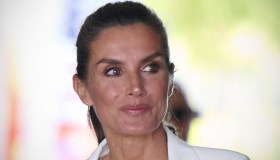 Letizia di Spagna copia Kate Middleton: il tailleur bianco è sensazionale