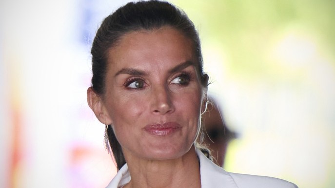 Letizia di Spagna copia Kate Middleton: il tailleur bianco è sensazionale