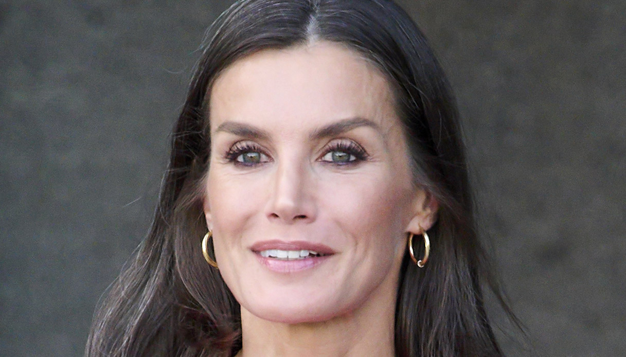 Letizia di Spagna conquista i potenti con l’abito fucsia effetto push-up