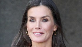 Letizia di Spagna conquista i potenti con l’abito fucsia effetto push-up