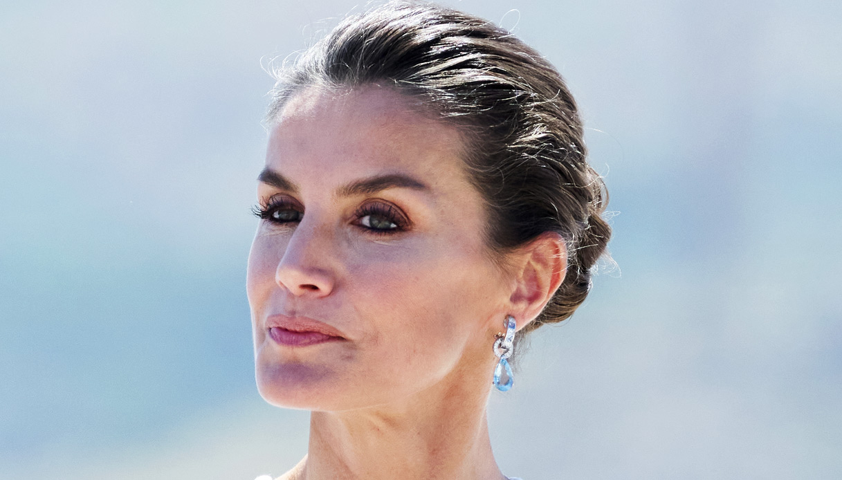 Letizia di Spagna stravolge le regole con pizzo e trasparenze: uno schianto