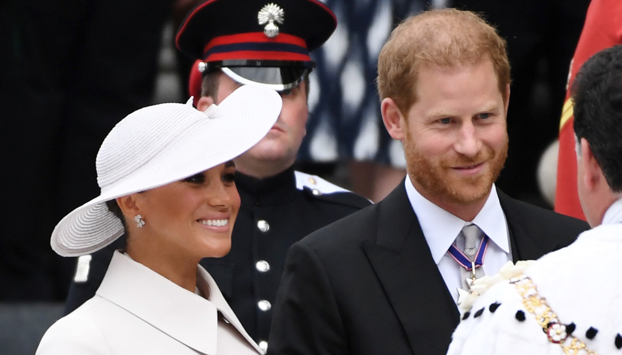 Harry e Meghan, l’arrivo a St Paul senza la Regina. Lui non nasconde l’imbarazzo