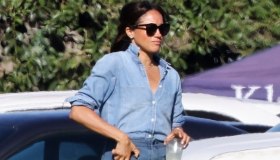 Meghan Markle svela le gambe con gli shorts cortissimi: strega Harry e perde