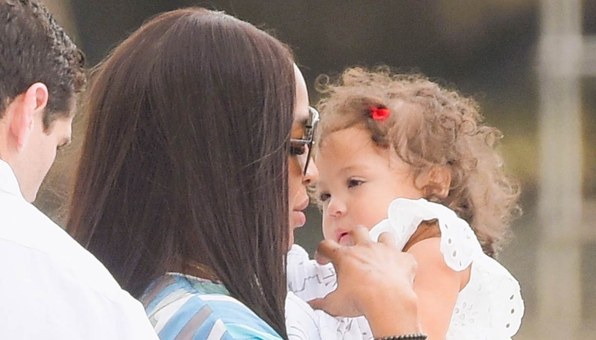 Naomi Campbell arriva con la figlia all'Eden Rock