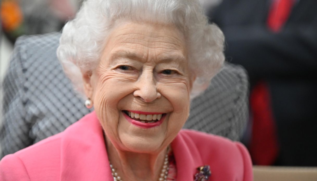 Regina Elisabetta, il regalo bizzarro di Macron per il suo Giubileo di Platino