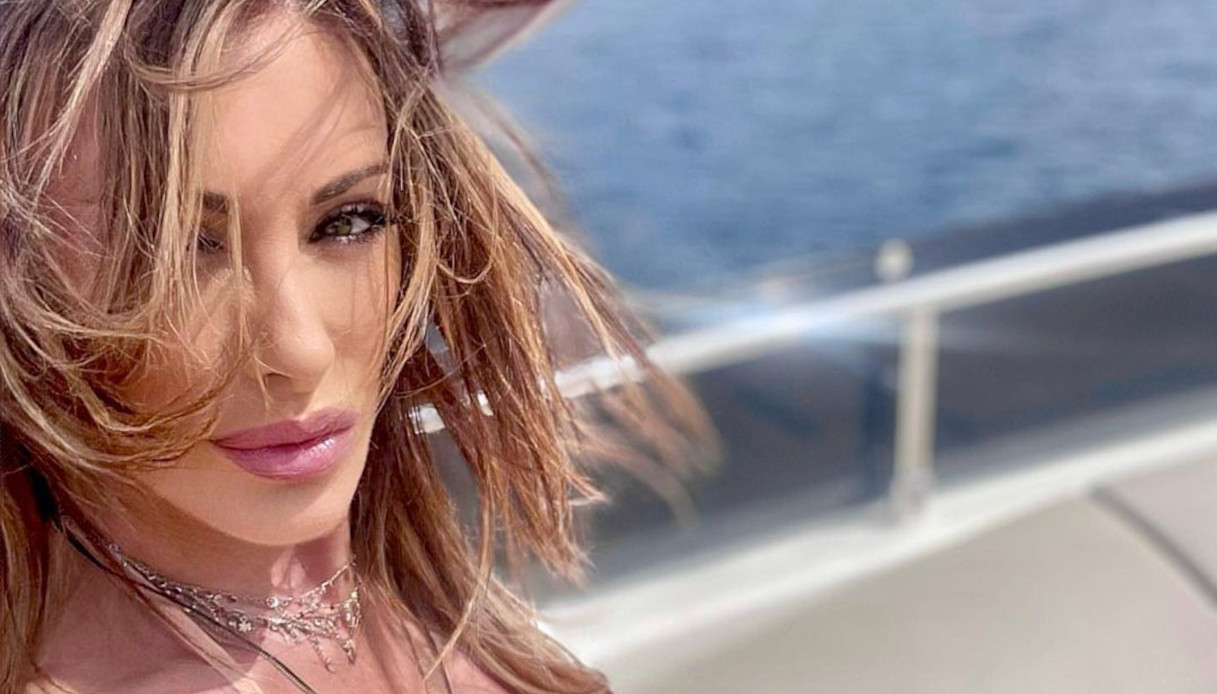 Vacanze Vip 2022, Sabrina Salerno irresistibile. I bikini del ponte del 2 giugno