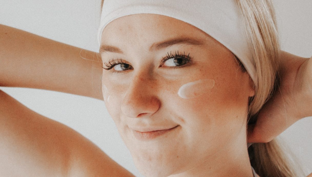 Crema solare viso tutto l’anno: perché usarla e come sceglierla