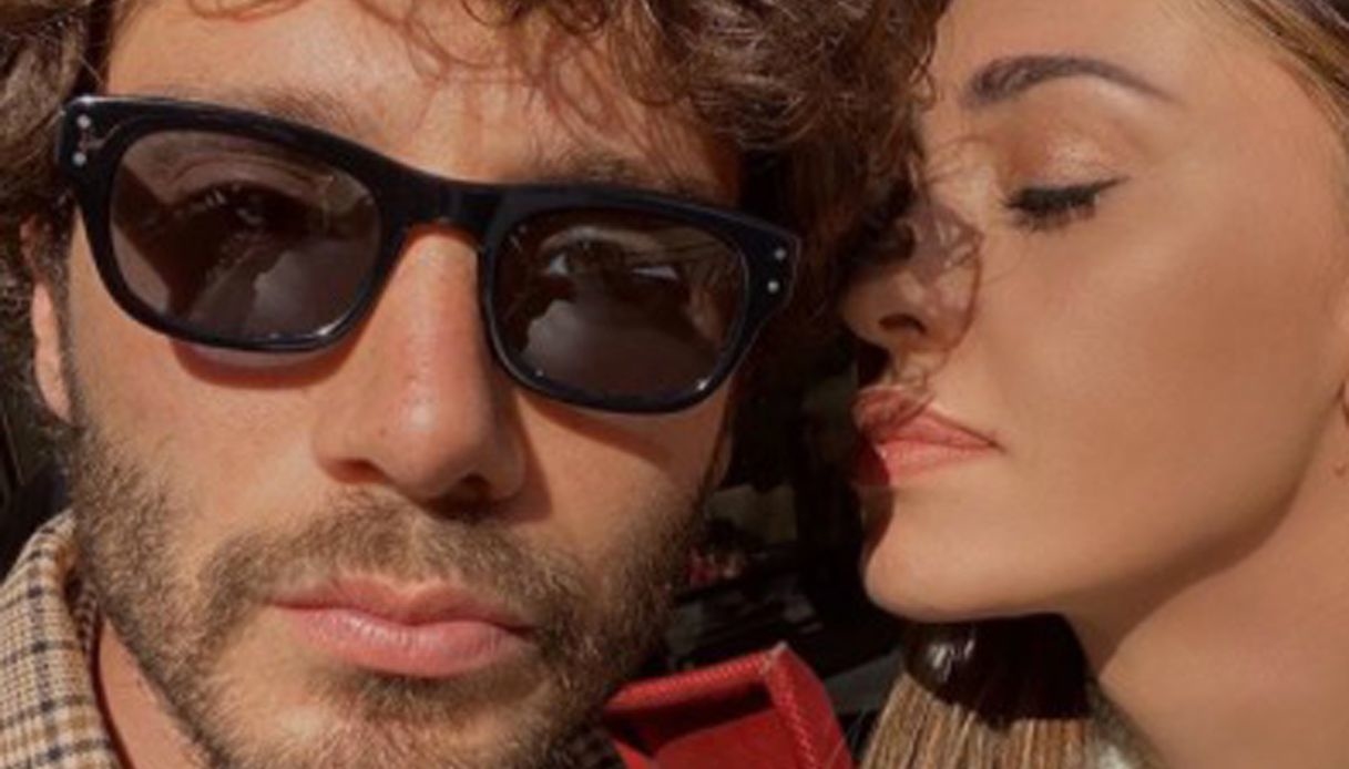Stefano De Martino con la fede al concerto di D’Alessio: la promessa d’amore a Belen