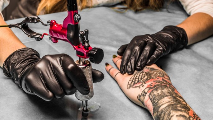 Tatuaggi a colori vietati? Facciamo chiarezza sulle indicazioni dell’UE