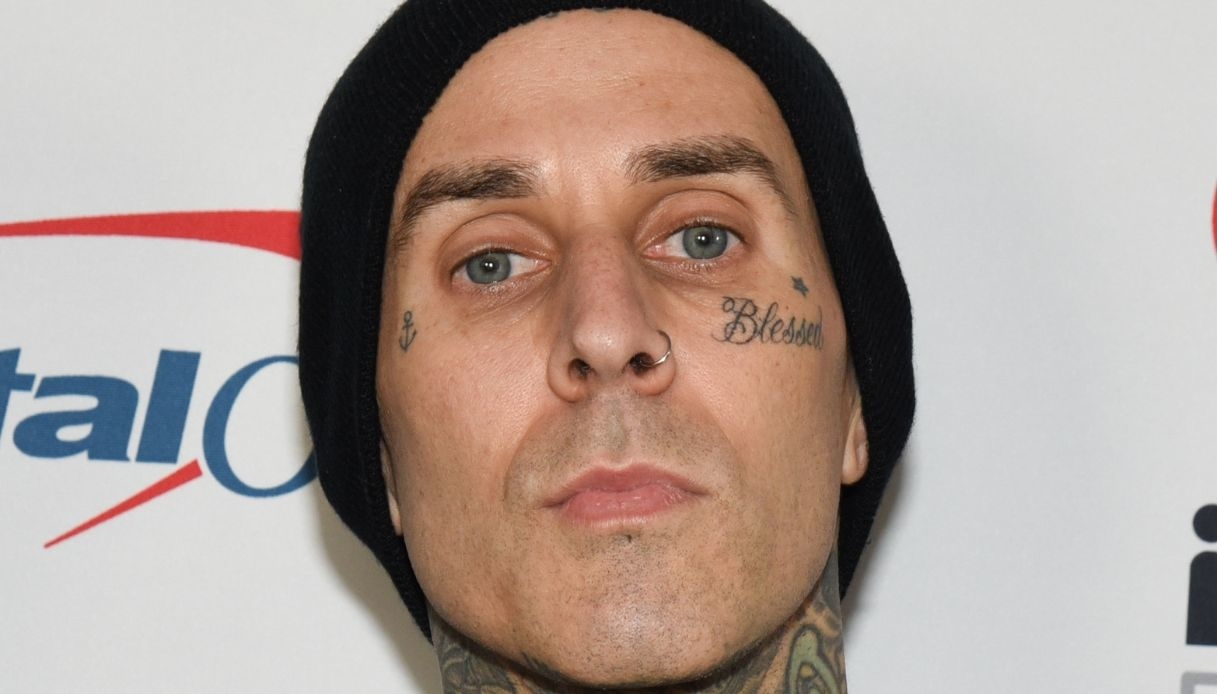 Travis Barker, ricoverato d’urgenza. Il dolore della figlia su Instagram: “Pregate per lui”