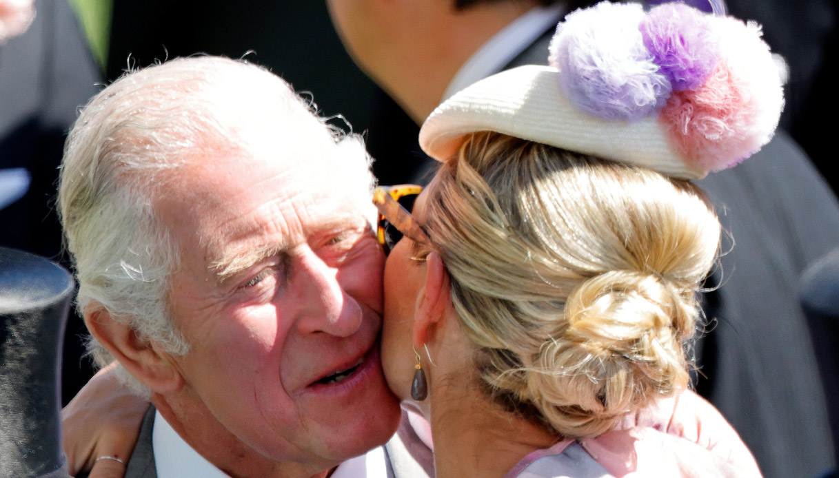 Carlo, il bacio inaspettato quasi sulle labbra: Camilla lo tiene d’occhio