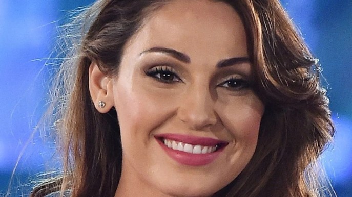 Anna Tatangelo sfoggia un fisico statuario con il bikini dell’estate