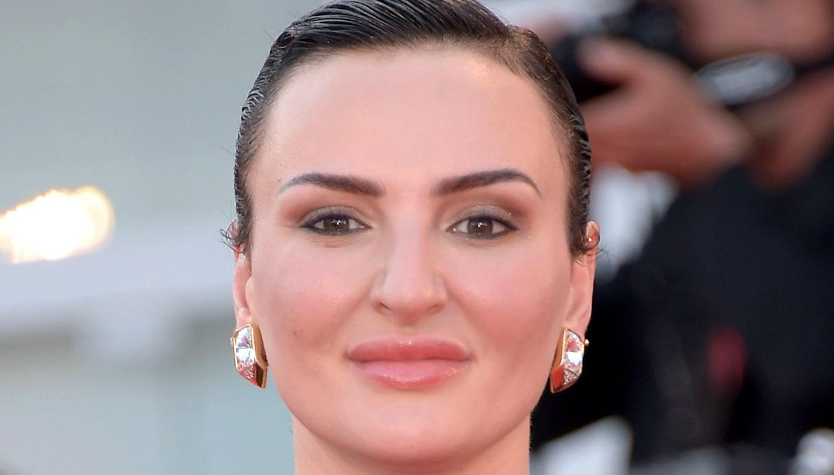 Arisa, nuda e meravigliosa si copre solo di guanti: “La nuova frequenza dell’amore”