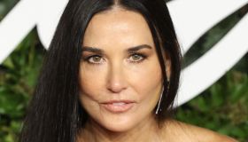 Demi Moore seduce in bianco su Instagram: a 59 anni in costume è una visione