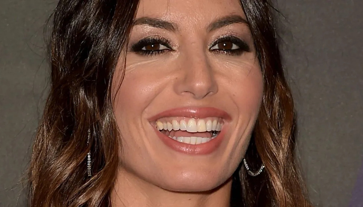 “Battiti Live”, Elisabetta Gregoraci opta per il verde: lo spacco è vertiginoso