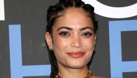 “Battiti Live”, Elodie da togliere il fiato sul palco: look acqua e sapone, top multicolor