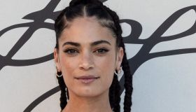 Elodie in rosa coperta di paillettes: per la sfilata di Valentino sceglie le maxi zeppe