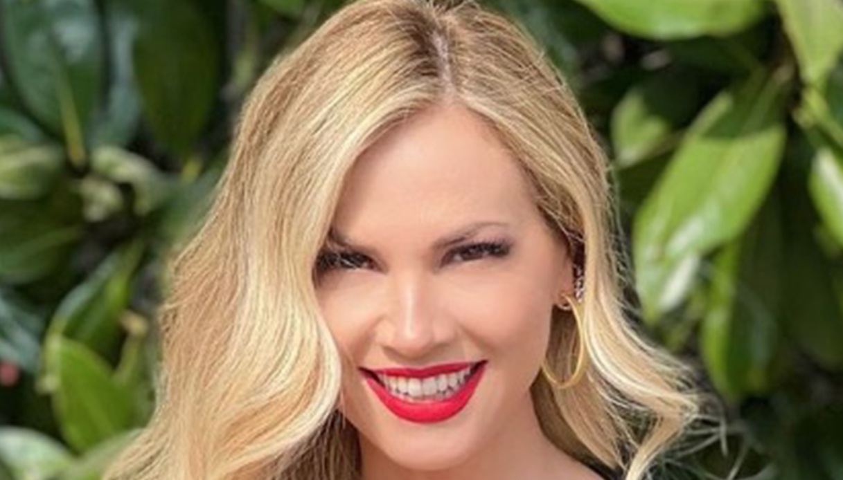 Federica Panicucci, vacanze alle Maldive: col trikini giallo sembra una ventenne