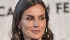 Letizia di Spagna, l’abito sottoveste nero è super sensuale (e costa solo 23 euro)